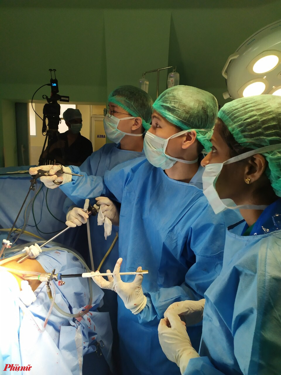 Bác sĩ Phạm Phú Phát (bên phải) mổ nội soi cắt một phần thận cho bệnh nhân ung thư thận