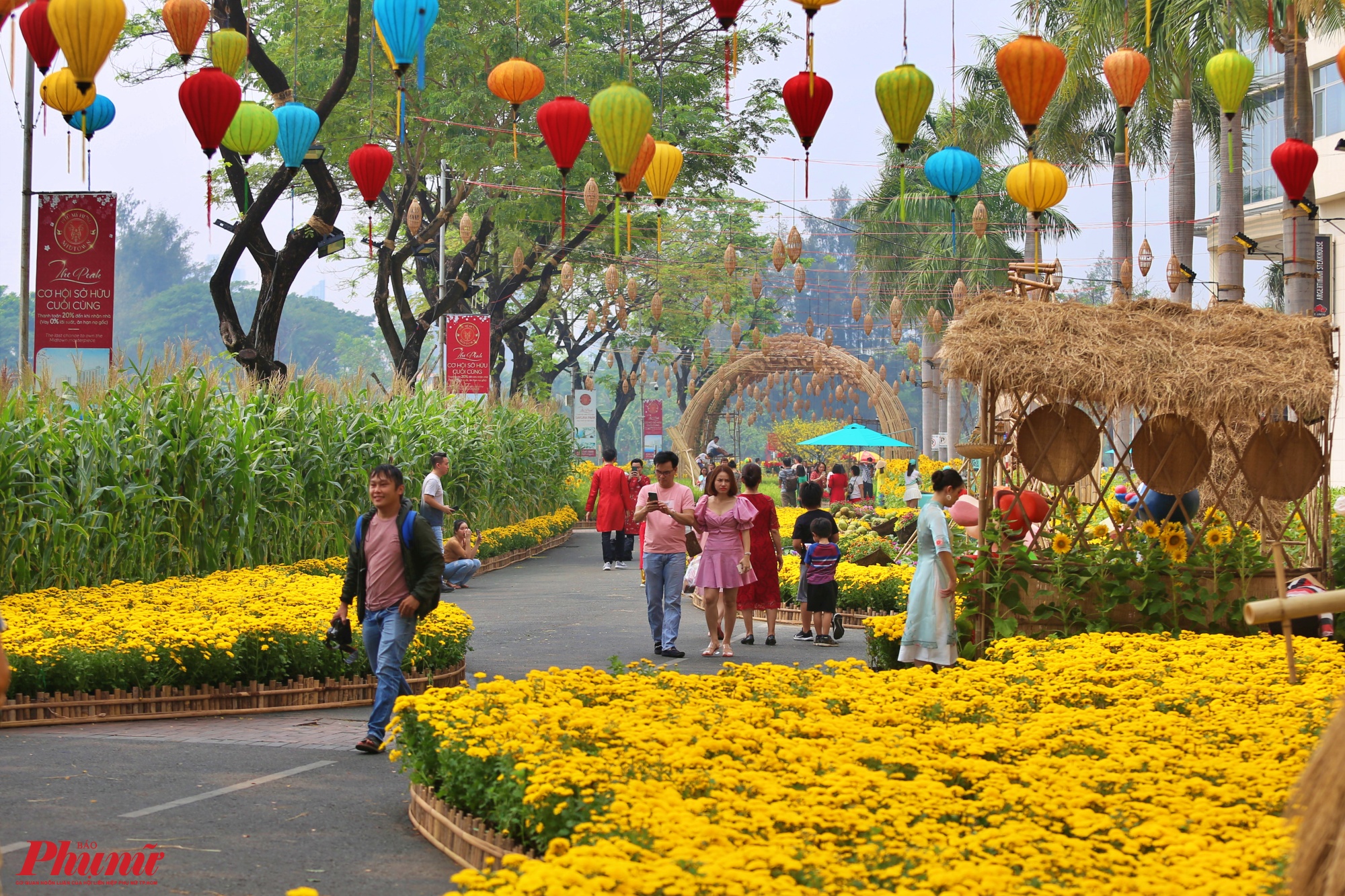 Đường hoa xuân Phú Mỹ Hưng (quận 7, TPHCM) mở cửa cho người dân vào vui chơi, tham quan du xuân trước Tết sớm nhất ở TPHCM. Năm nay đường hoa mở của từ ngày 17/1 (23 tháng Chạp).