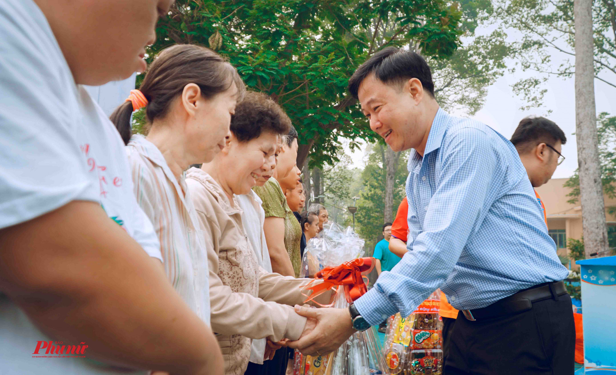 Ông Lê Tấn Tài - Chủ tịch UB MTTQ Việt Nam quận 5 trao quà Tết cho người dân 