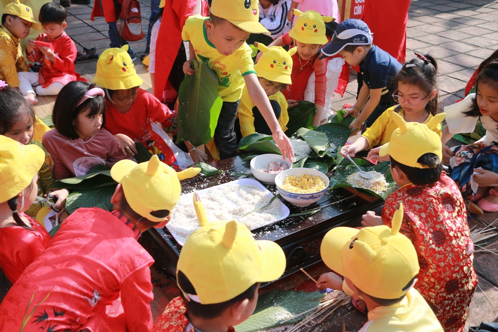 Đây cũng là dịp trải nghiệm hữu ích về Tết truyền thống của người  Việt đến các em học sinh