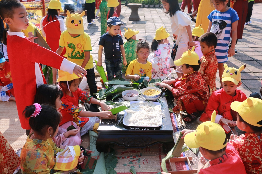 Tại không gian Tết Việt các em được hướng dẫn làm bánh Tết