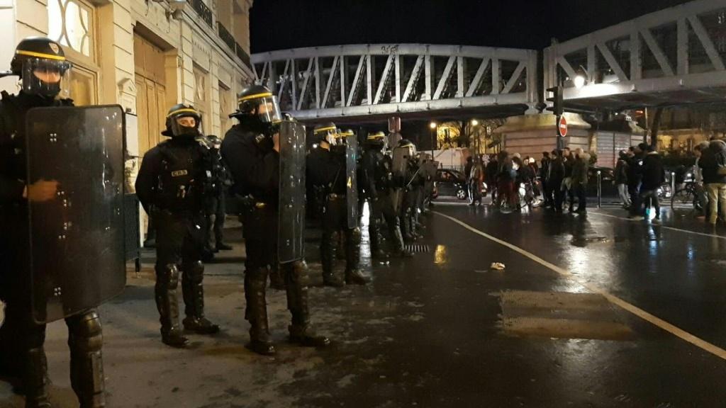 Lực lượng an ninh phải đến hỗ trợ tổng thống và phu nhân rời đi sau buổi biểu diễn, giữa đám đông người biểu tình giận dữ.