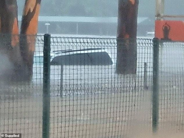 Chiếc xe gần như chìm trong nước tại Gold Coast.
