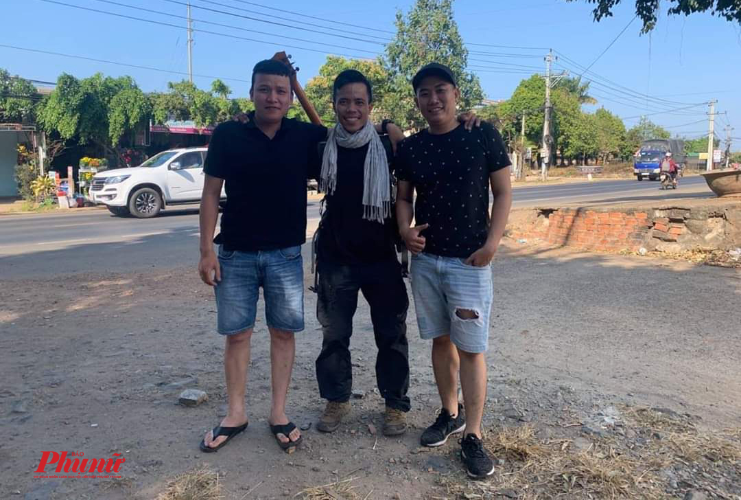 2 người bạn đồng hương gặp anh Hà trên đường đã bắt chuyện, chụp ảnh lưu niệm cùng anh (Ảnh: Nhân vật cung cấp)