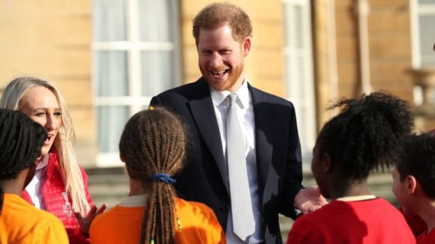 Tuần này Hoàng tử Harry đã chủ trì lễ bốc thăm World Cup Bóng bầu dục tại Cung điện Buckingham - Ảnh: YUI MOK/PA WIRE