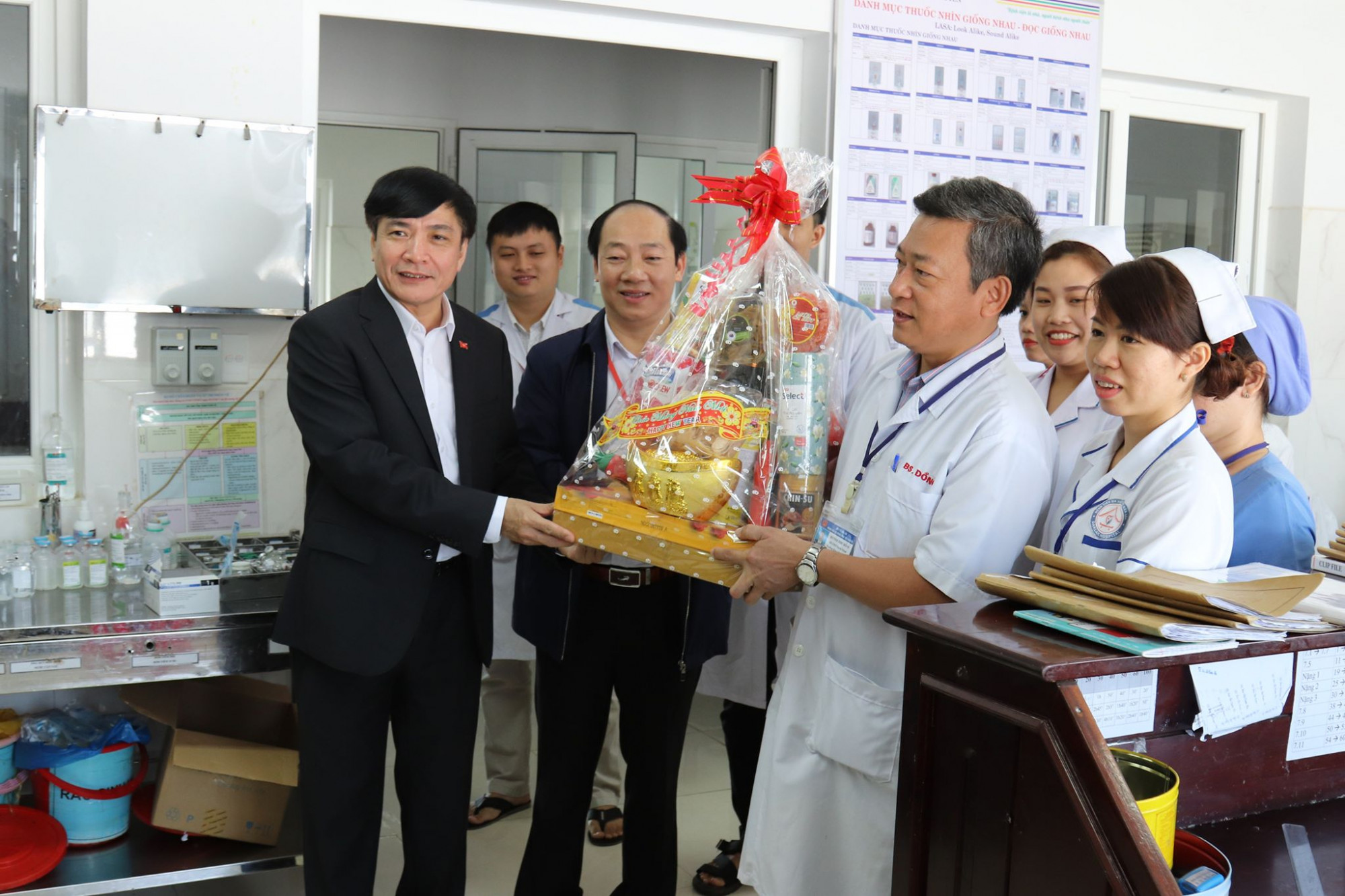 Lãnh đạo tỉnh Đắk Lắk thăm và chúc Tết các y, bác sĩ tại Bệnh viện Đa khoa vùng Tây Nguyên