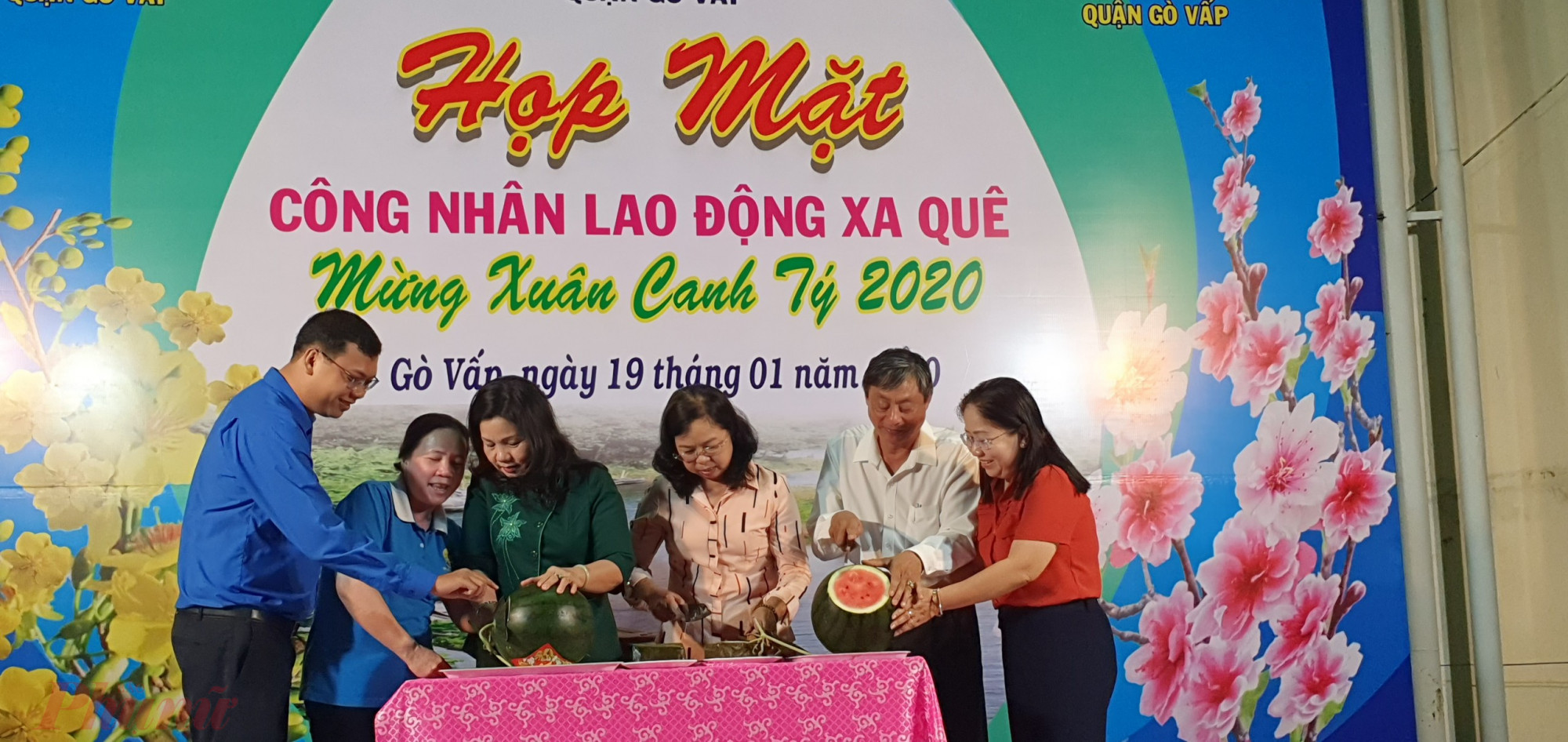 Các đơn vị cùng nhau cắt bánh, dưa hấu chúc mừng năm mới và chúc các chị nữ công nhân và gia đình đón một năm mới hạnh phúc, vui tươi 