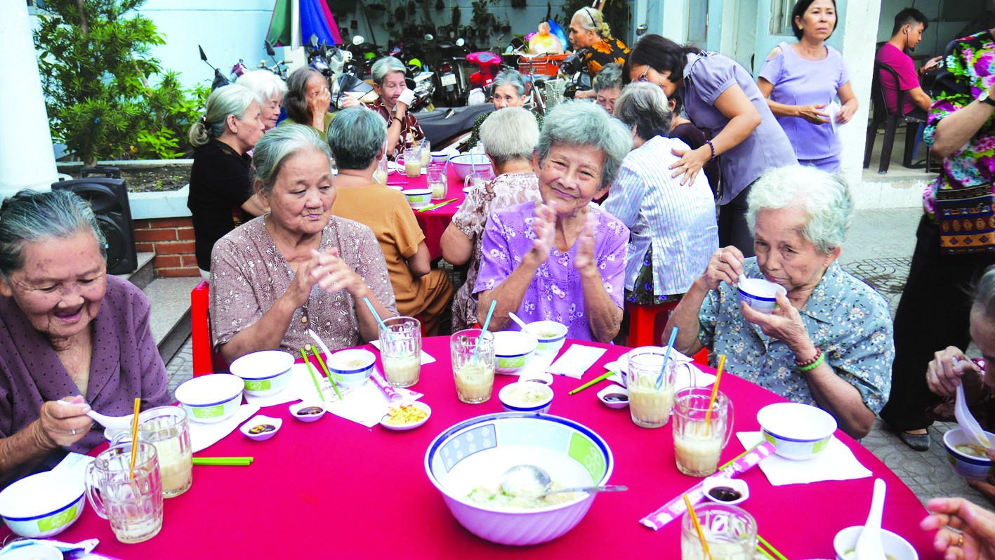 Bữa cơm ngon, dinh dưỡng cho người già - một mô hình đầy tính nhân văn của Hội LHPN các cấp tại TP.HCM