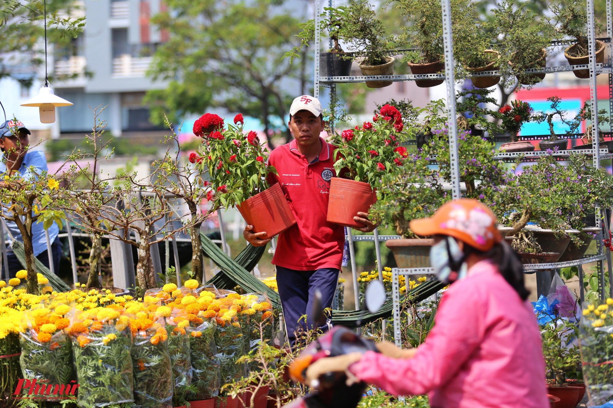 Bến Bình Đông là nơi trao đổi hàng hóa giữa Sài Gòn với các tỉnh vùng Đồng bằng sông Cửu Long. Khoảng từ 23 tháng Chạp hàng năm, nơi đây lại nhộn nhịp ghe xuồng chở đầy ắp hoa kiểng từ miền Tây về bán cho người dân thành phố chơi xuân.