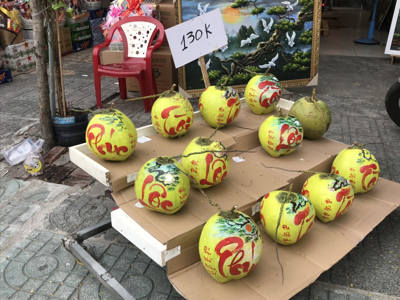 Còn tại một cửa hàng gần công viên Hoàng Văn Thụ (quận Tân Bình) nhiều sản phẩm dừa vẽ chữ khá thu hút khách hàng, với giá 130.000 đồng/trái, 
