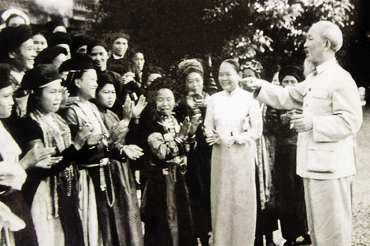 Ngày 25/11/1965, bà Nguyễn Thị Thập vinh dự được cùng Bác Hồ tiếp đại biểu phụ nữ các dân tộc về thăm Hà Nội. Ảnh: tư liệu