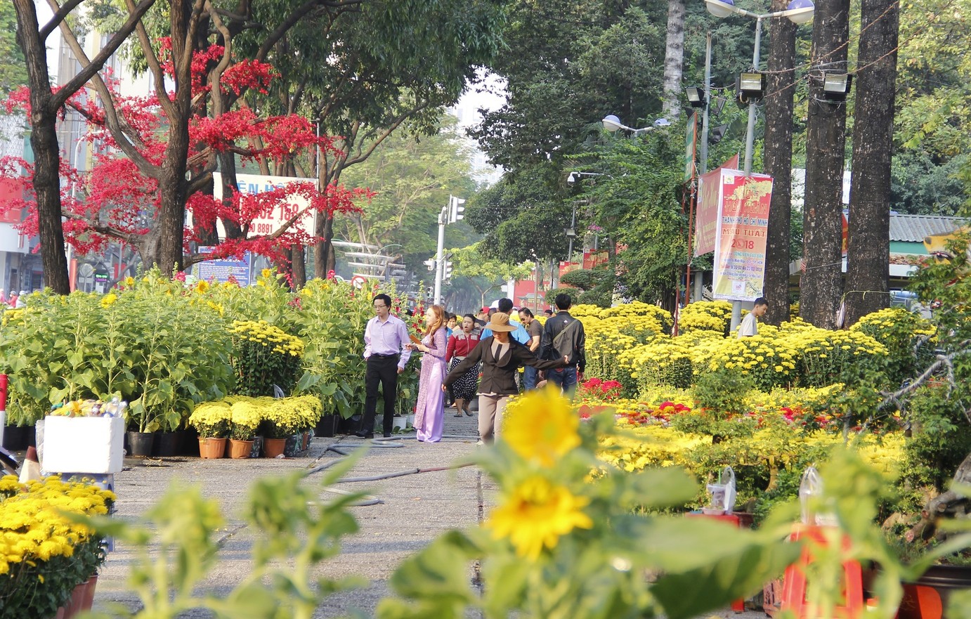 Thời nay người ta vui tết, chứ không còn ăn tết như nhà chồng cô nữa. Ảnh minh họa