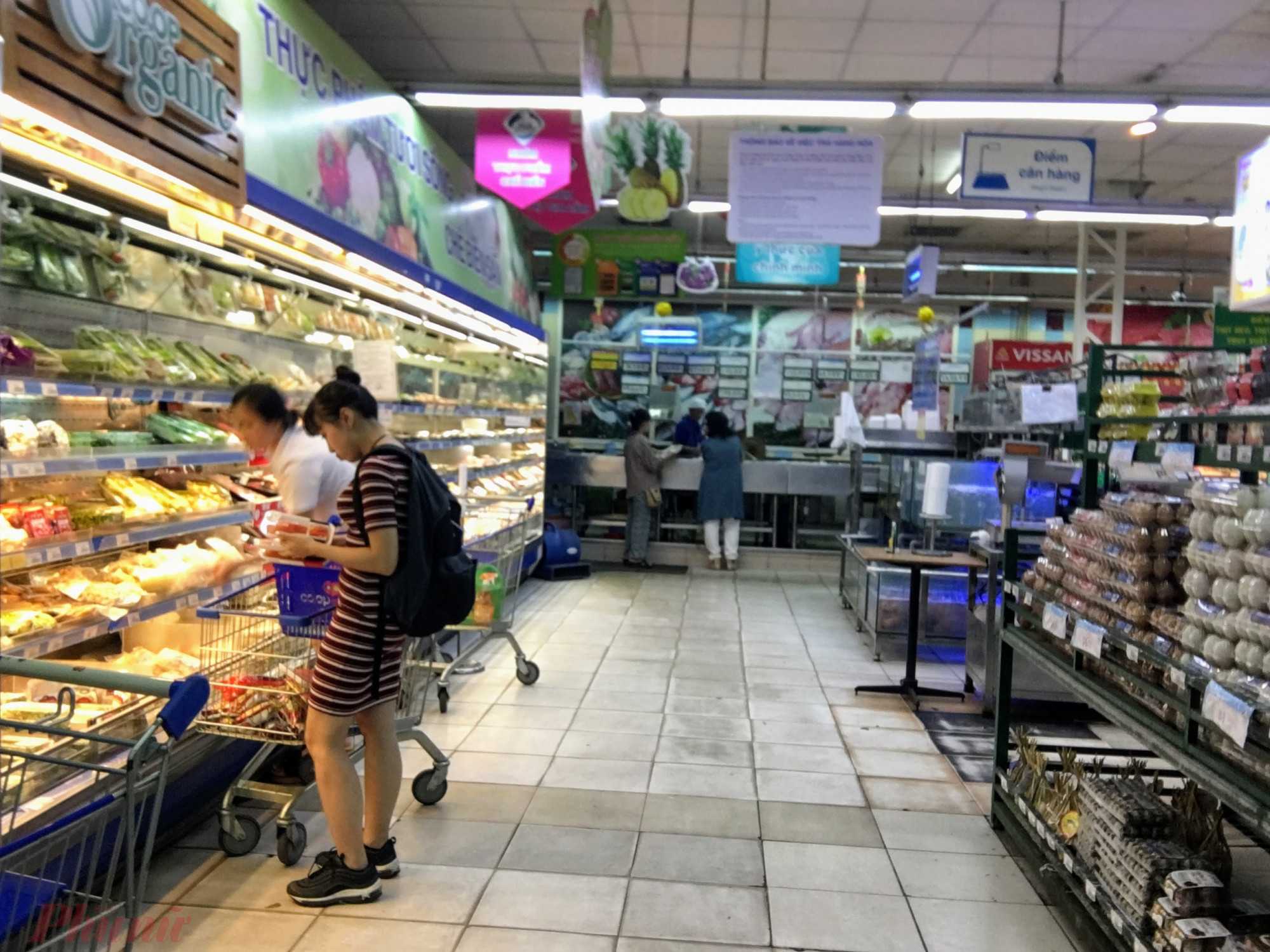 Trái ngược với không khí kinh doanh chiều tan tầm của siêu thị Co.op mart Nguyễn Đình Chiểu (quận 1) khá vắng khách.