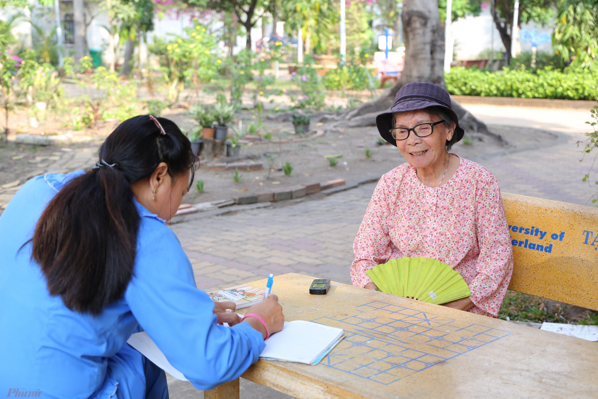 Cụ Nguyễn Thị Thanh đăng ký thực đơn ăn uống dịp Tết với nhân viên Viện dưỡng lão. Cụ vừa trải qua đợt bệnh dài nên khu vườn do cụ chăm sóc cũng dần trơ gốc, chết dần.