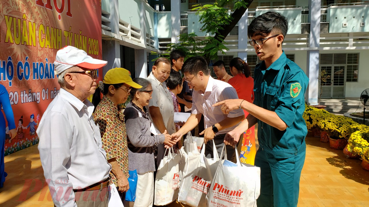 Những phần quà từ Báo Phụ nữ TPHCM giúp người dân khó khăn có điều kiện vui đón tết