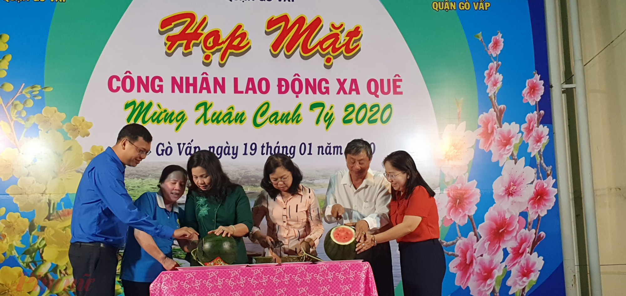 Những phần thịt kho hột vịt được Hội LHPN quận Gò Vấp kho và trao tặng cho nữ công nhân không có điều kiện về quê ăn tết. 