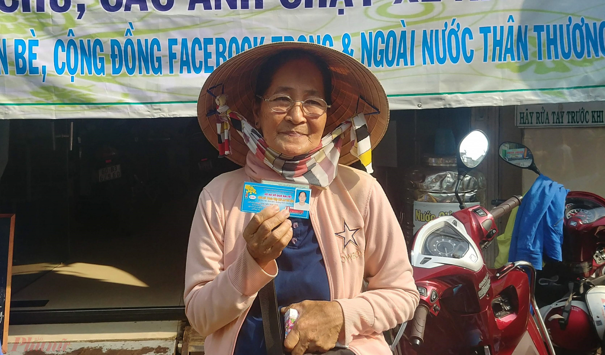 Cô Phan Thị Nay với niềm vui nhận được vé xe hỗ trợ về quê. 