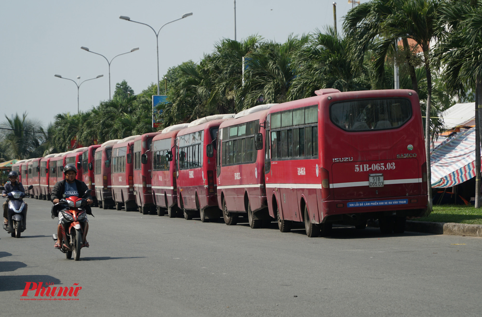 Các xe buýt cuta HTX Thanh Sơn nối hàng dài trên đường Nguyễn Thị Định (Cái Lái, quận 2)