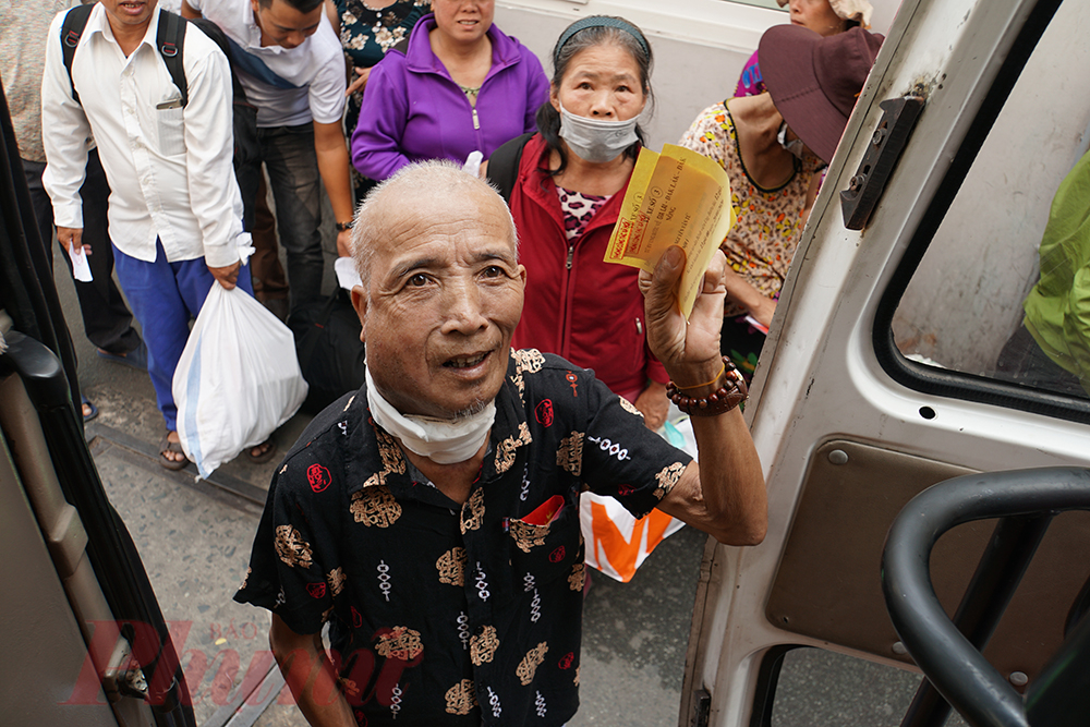 Ông Nguyễn Văn Tứ (66 tuổi, ở Đắk Lắk) bị ung thư vùng má đã lâu, ông chưa một lần được vê quê đón Tết, nên rất mong chờ xe sớm lăn bánh, ông Tứ nói: 