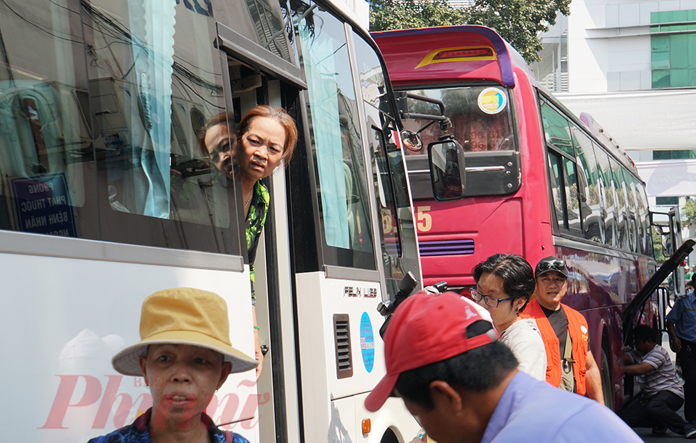 Mọi người đến từ những vùng quê khác nhau, nhưng điều trị lâu ngày nên xem nhau như người thân, về quê ăn tết thì mừng, nhưng lên xe cũng không khỏi ngậm ngùi, chị Mai Thị Hồng nhắn gửi: 