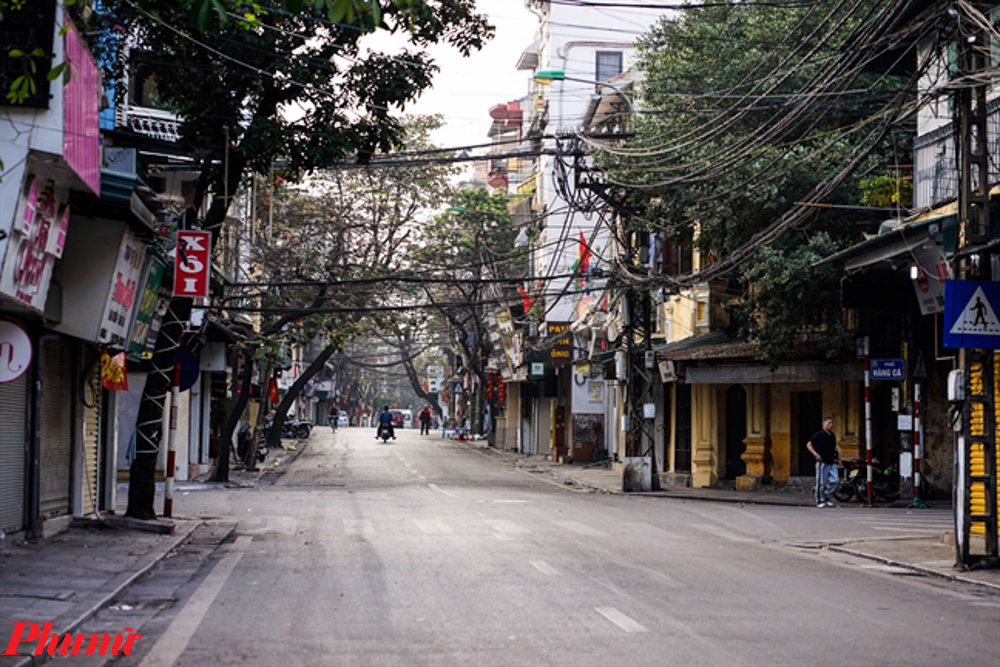 Ngoài ra, từ ngày 18/1 (ngày 24 tháng Chạp), tại phố cổ Hà Nội cũng có nhiều chương trình phục vụ Tết truyền thống. Cũng tại đình Kim Ngân, Ban quản lý Phố cổ Hà Nội giới thiệu không gian sinh hoạt Tết truyền thống, tổ chức tọa đàm về phong tục truyền thống Tết của người Hà Nội và hoạt động diễn xướng dân gian, tổ chức nghi lễ hát cửa đình.  Tại Ngôi nhà Di sản 87 Mã Mây, phường Hàng Buồm, Ban quản lý phố cổ Hà Nội cũng sắp đặt giới thiệu không gian đón Tết của một gia đình Hà Nội và giới thiệu hoạt động gói bánh chưng.   Trình diễn hát văn tại 