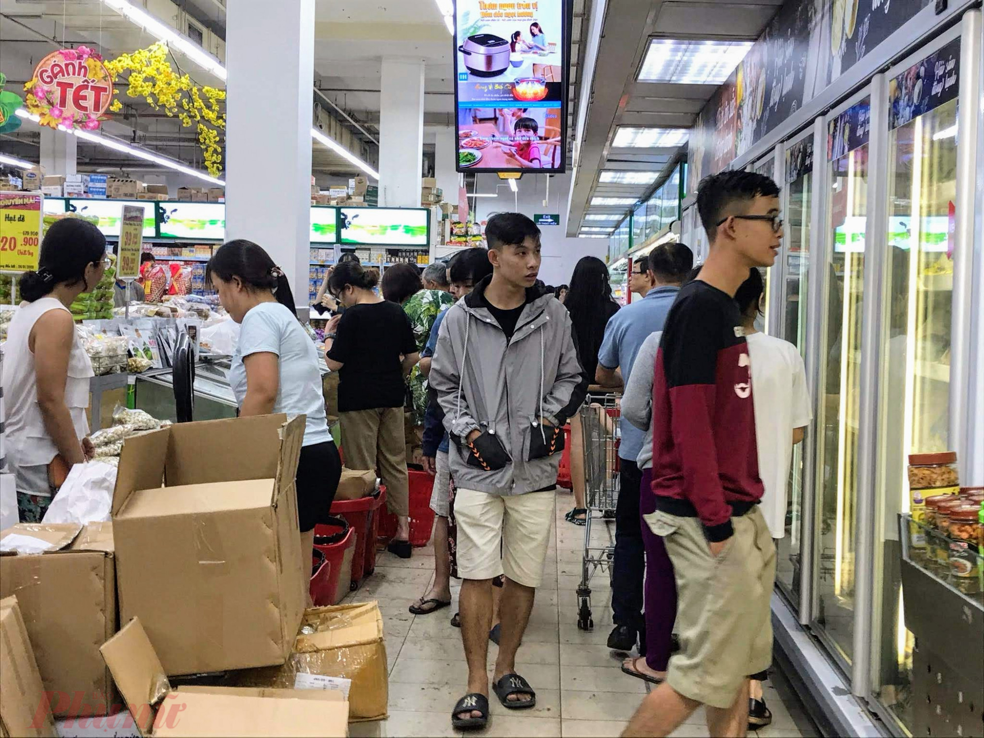 Theo như thông báo của các siêu thị tại TPHCM, hầu như các siêu thị đều mở cửa đến 12h trưa ngày 30 Tết sau đó nghỉ đến mùng 2 Tết bắt đầu mở bán lại.