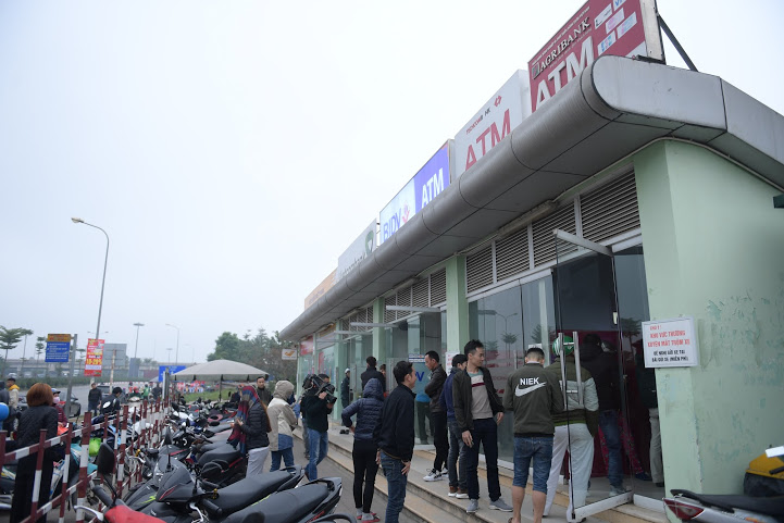 Từ sáng sớm ngày 20/1, tại một số điểm rút tiền ATM của Hà Nội xảy ra tình trạng ách tắc khi người dân lũ lượt đi rút tiền tiêu Tết.