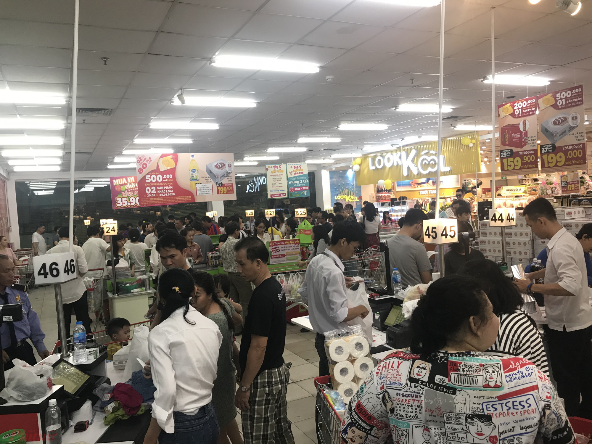 Một khu vực tính tiền phía sau siêu thị cũng kẹt cứng khách vào đêm 28 Tết tại Big C Miền Đông.