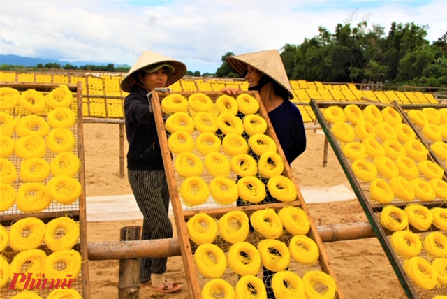 Ngoài bún song thằng, An Thái còn phát triển làng nghề bún bánh. Ảnh: Nụ cười người nông dân bên những liếp bún  phơi ven sông