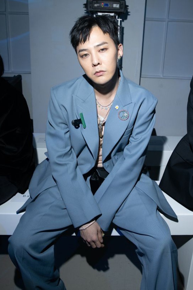 G-Dragon nam tính trong bộ suit xanh.