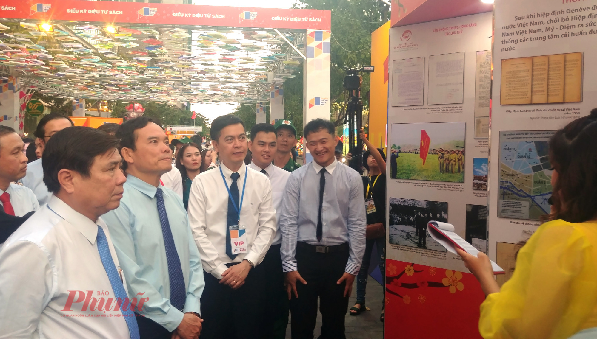 Lãnh đạo TPHCM tham quan đường sách 2020 trên tuyến đường Nguyễn Huệ - Mạc Thị Bưởi
