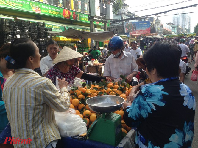 Khách mua cam canh tại chợ Hoà Bình, quận 5 khá đông, với giá 45.000-50.000 đồng/kg