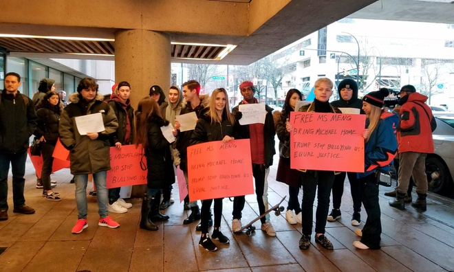 Những người tham gia biểu tình kêu gọi thả tự do cho nữ CFO của Huawei bị bắt giữ ở Canada. Ảnh AFP