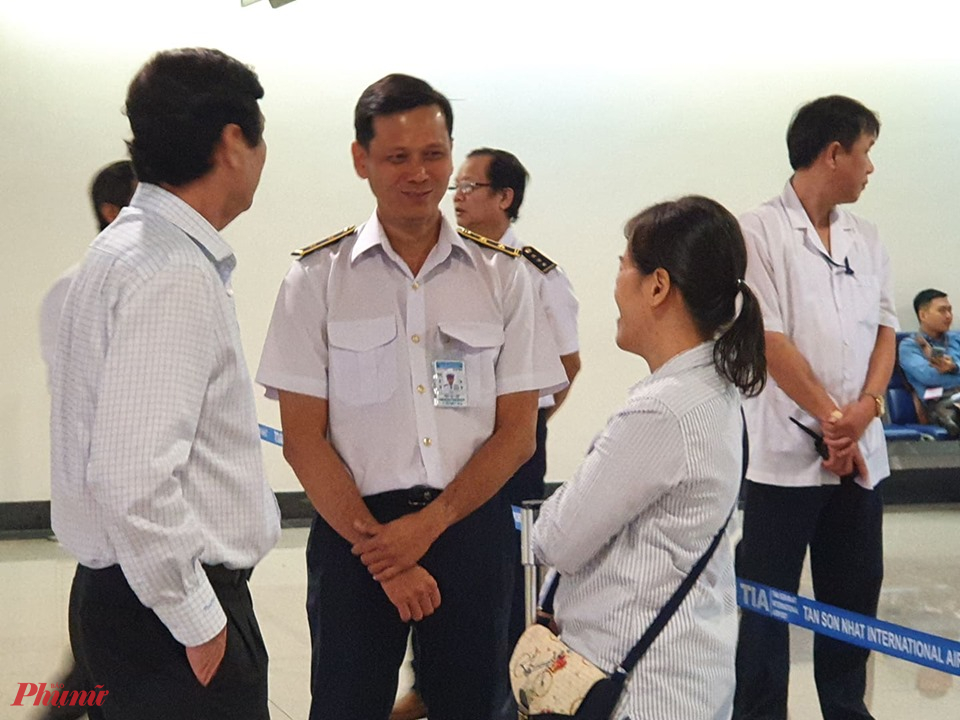 Nhân viên an ninh tại sân bay Tân Sơn Nhất TPHCM trao đổi với bác sĩ Hưng về công tác phòng, chống dịch.