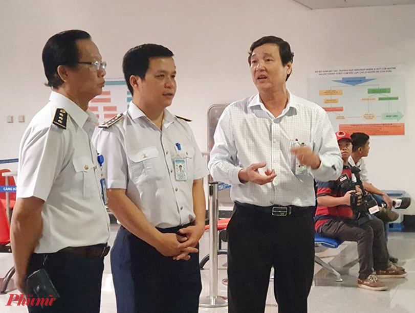 Bác sĩ Hưng làm việc với an ninh sân bay Tân Sơn Nhất TPHCM