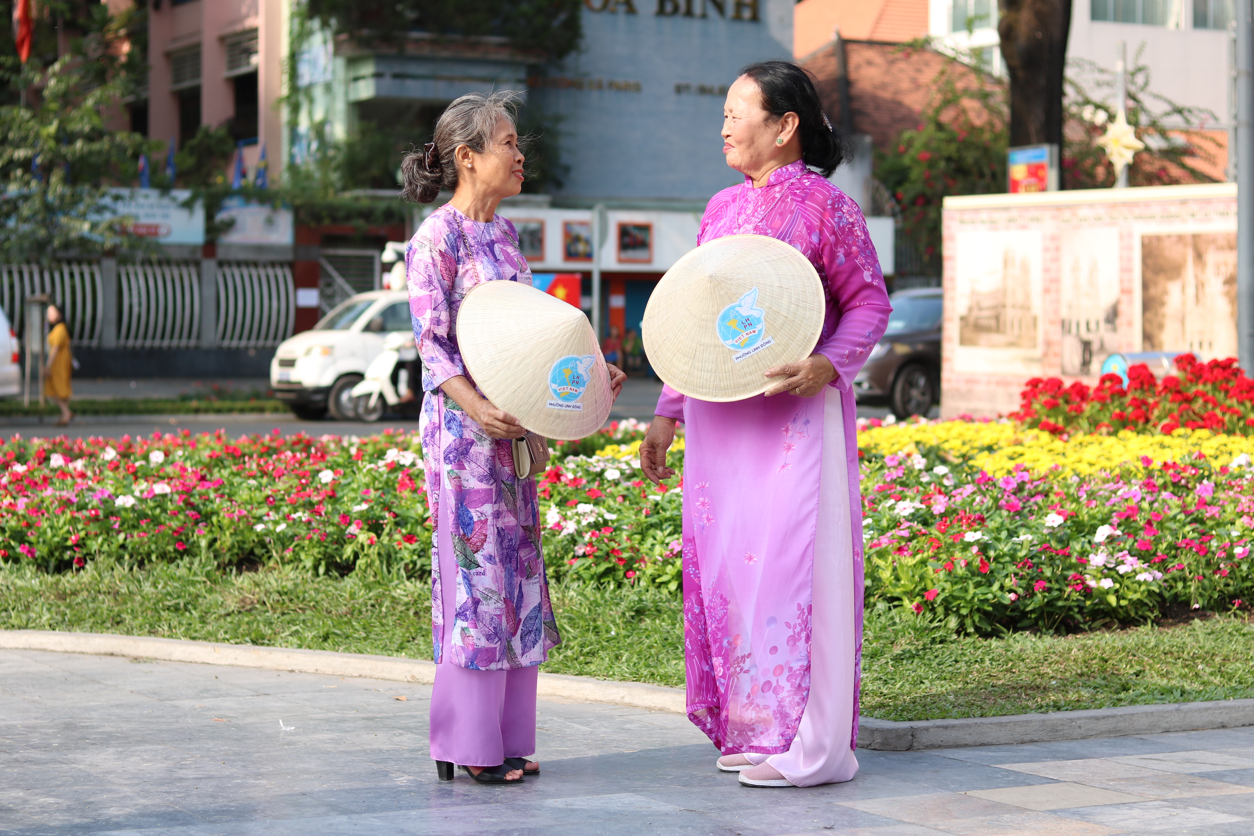 Hai dì Mai Thị Thanh Sao (bìa phải 70 tuổi và Nguyễn Thị Thu Hồng (bìa trái), 57 tuổi 