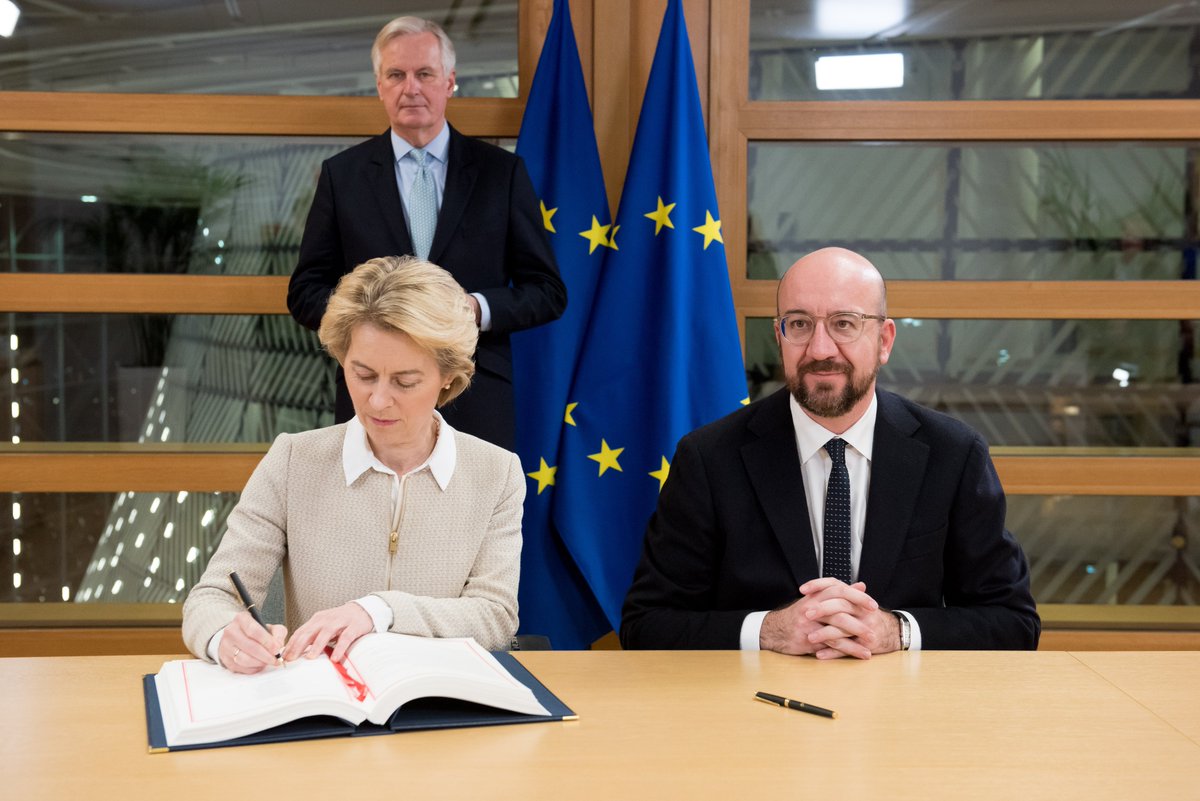 Người đứng đầu Hội đồng châu Âu - bà Ursula von der Leyen - và lãnh đạo Ủy ban châu Âu - ông Charles Michel - đã ký thông qua thỏa thuận rúi lui khỏi EU của Anh,phía sua họ là ông Michel Barnier, thành viên Ủy ban Liên minh châu Âu.