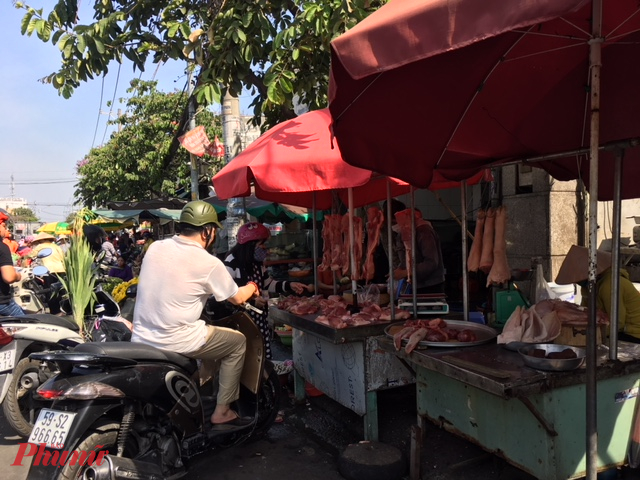 Sau khi các siêu thị, cửa hàng thực phẩm đóng cửa, giá thực phẩm tươi sống (rau củ, thịt, thủy sản...) tại một số chợ truyền thống tăng vọt