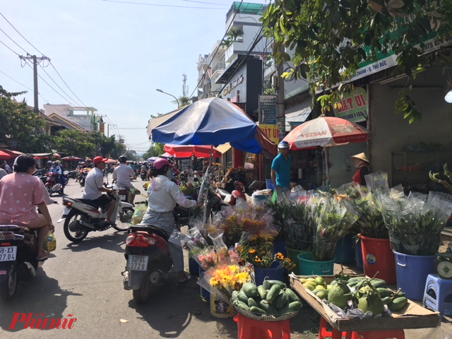 Nhiều mặt hàng giá thay đổi chóng mặt. Chẳng hạn, hoa dơn (Đà Lạt) sáng ngày 24/1 được bán 100.000 đồng/bó, nhưng đến buổi trưa giảm còn 30.000-50.000 đồng/bó...