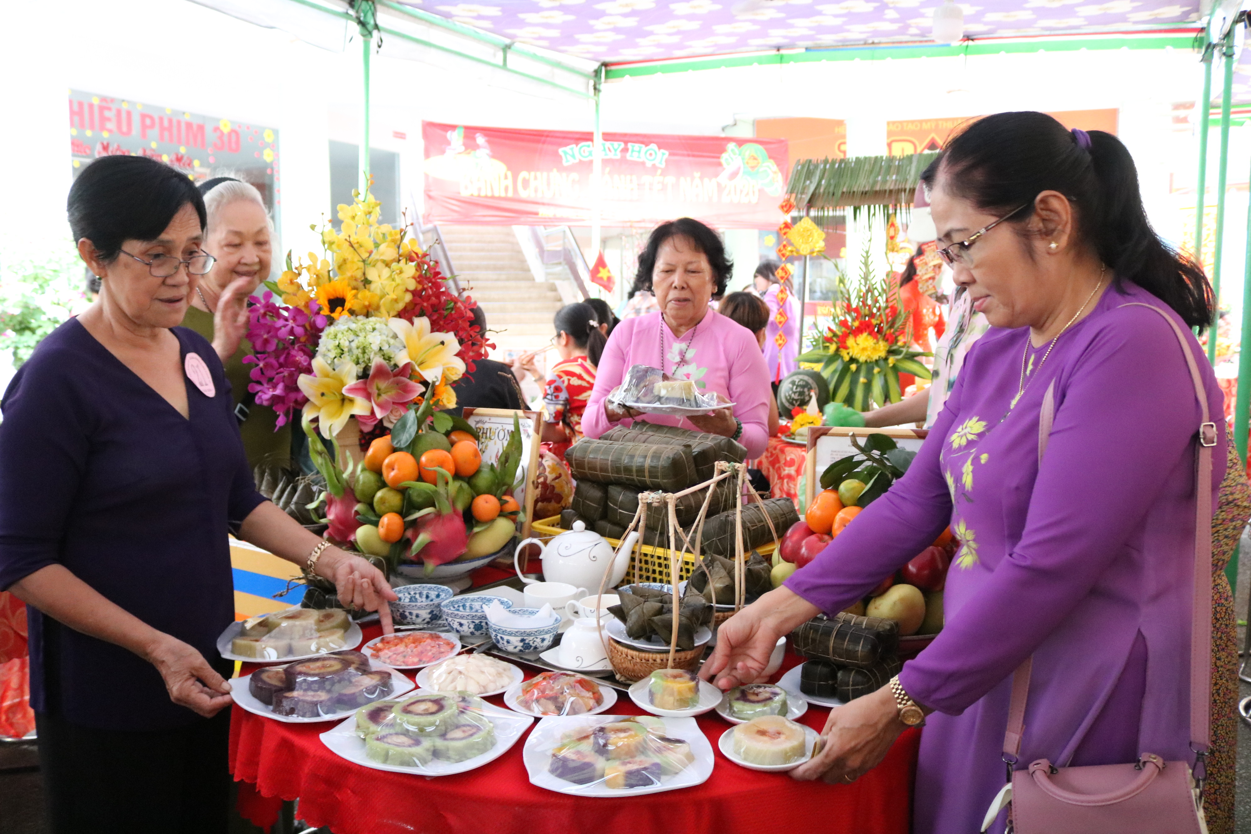 Những lát bánh tét đầy màu sắc được các dì làm từ nguồn nguyên liệu rau củ để dành tặng  mọi nhà đón Tết. 