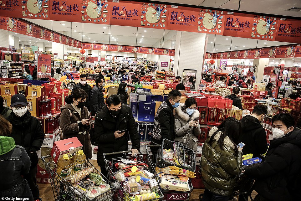 Người dân chen nhau mua nhu yếu phẩm tại một siêu thị ở Vũ Hán trước lệnh phong tỏa giao thông từ chính quyền.
