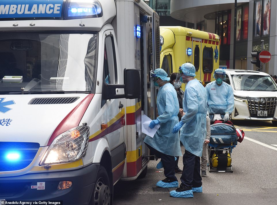 Lực lượng y tế Hồng Kông liên tục thay kíp trực để ứng phó dịch bệnh.