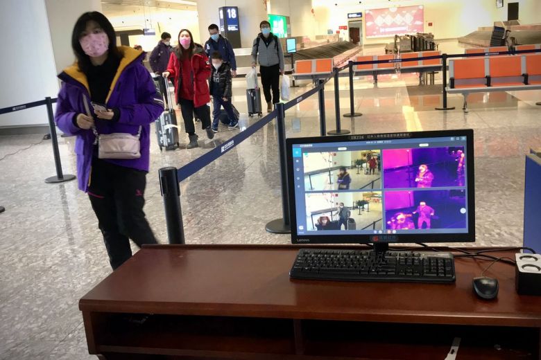 Nữ hành khách khoe trên mạng WeChat rằng cô đã uống thuốc hạ sốt trước khi máy bay đáp xuống sân bay ở Pháp để tránh bị kiểm tra y tế.