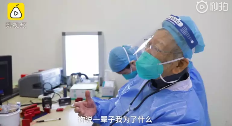 Vị bác sĩ 86 tuổi tình nguyện quay trở lại chống dịch