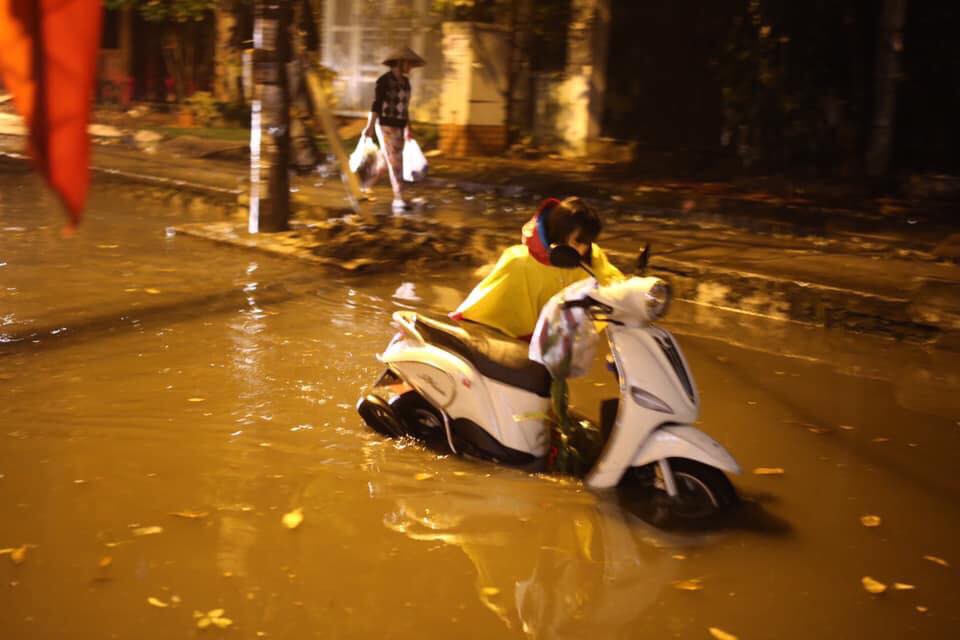 Nhiều con phố ngập nước, người dân phải đẩy xe trở về nhà