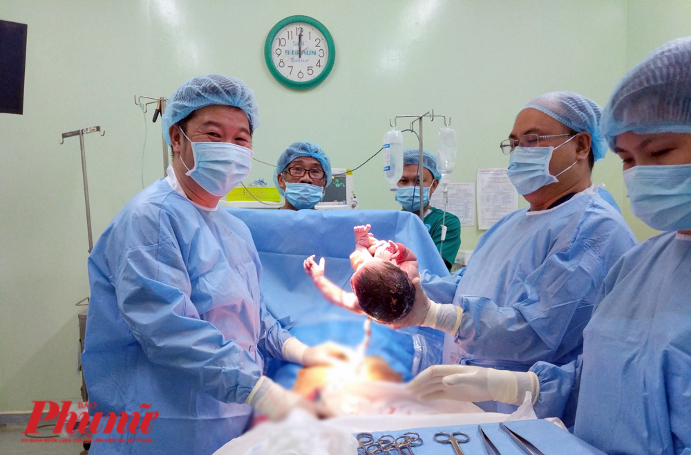 Bé trai 4,1 kg con của chị Nguyễn Thị Phương Tâm là một trong 2 bé sinh vào thời  khắc đầu tiên của năm Canh Tý 2020