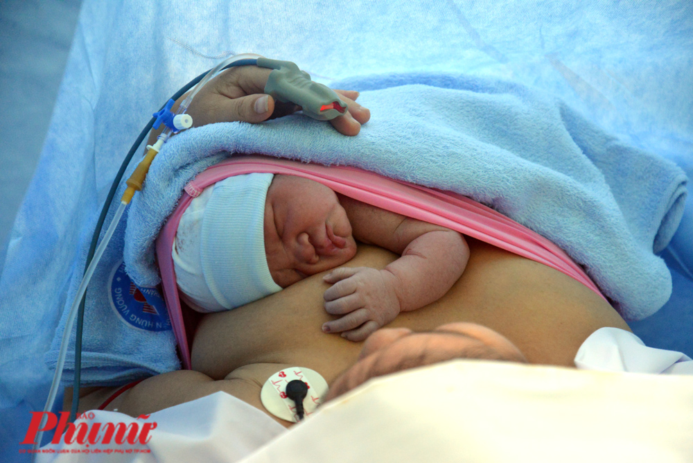 Bé trai 4,1 kg đang nằm áp sát vào ngực mẹ sau khi chào đời