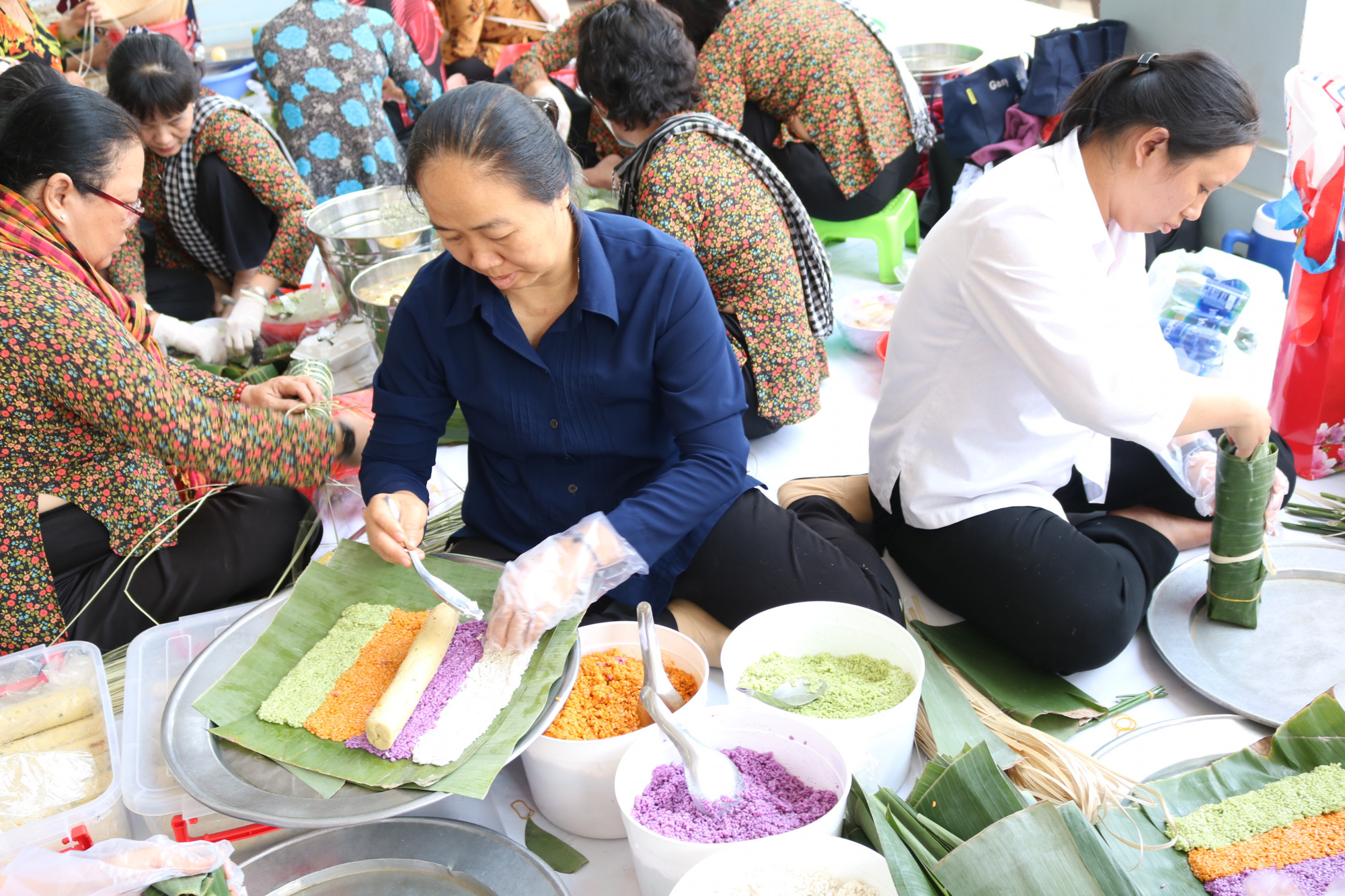 Các sơ tập trung gói bánh tét tặng chị em công nhân.