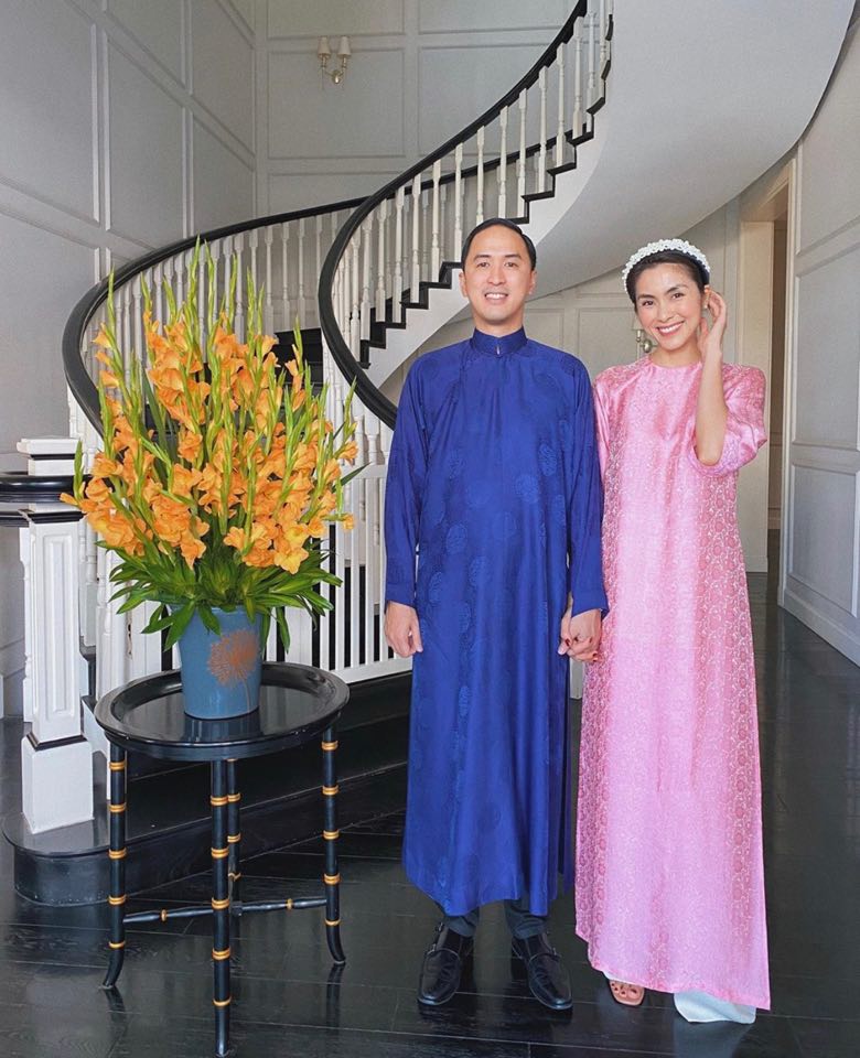 Diễn viên Tăng Thanh Hà xinh đẹp, trẻ trung với chiếc áo dài có tông hồng ngọt ngào. Thiết kế với phom rộng mang đến nét đẹp cổ điển, thanh lịch.