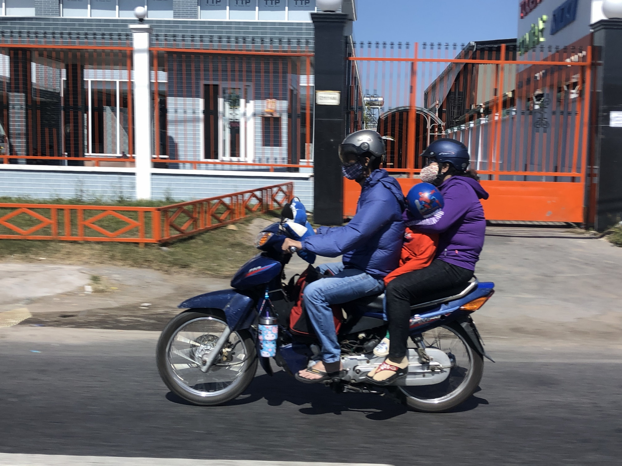 Trên cung đường Nguyễn Văn Linh về hướng miền Tây, nhiều gia đình chở nhau bằng xe máy, đùm bọc vali, túi xách để kịp về quê ăn bữa cơm cùng ông bà ngày mùng 1 Tết